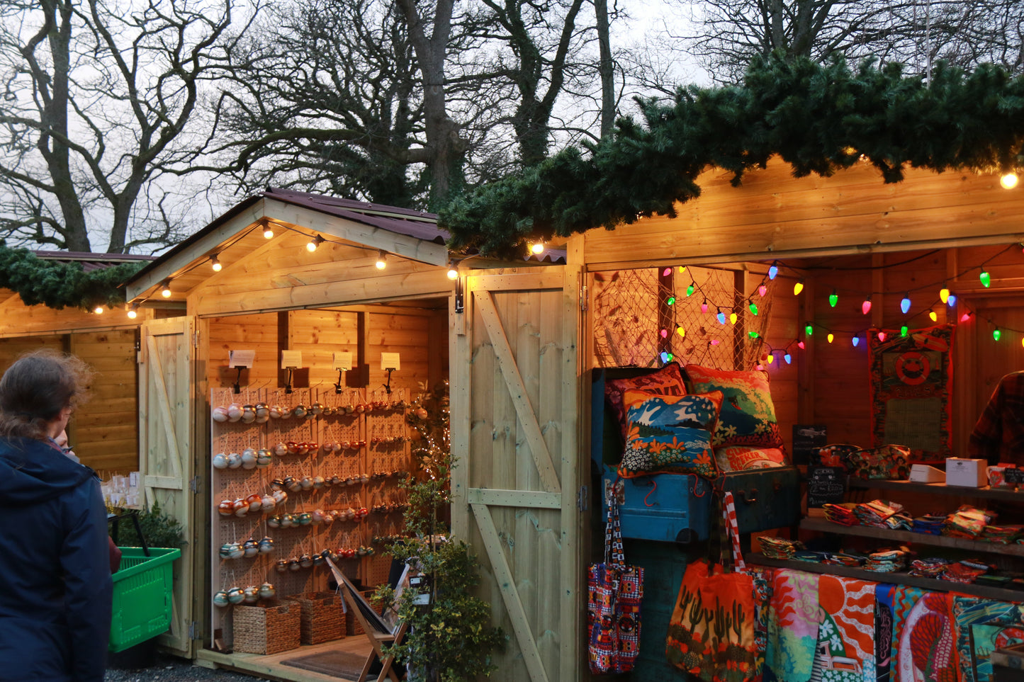 WALK-IN MARKET CHALET WITH BARN DOORS - 2.4m x 2m