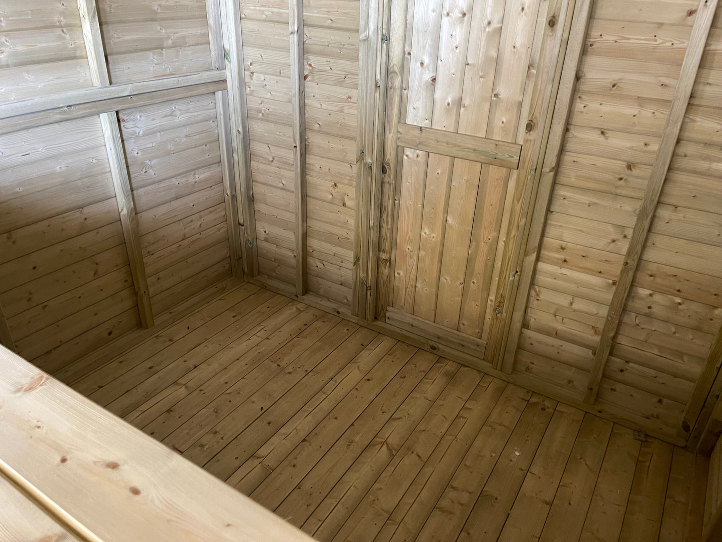MARKET CHALET - 2.4M x 2.M