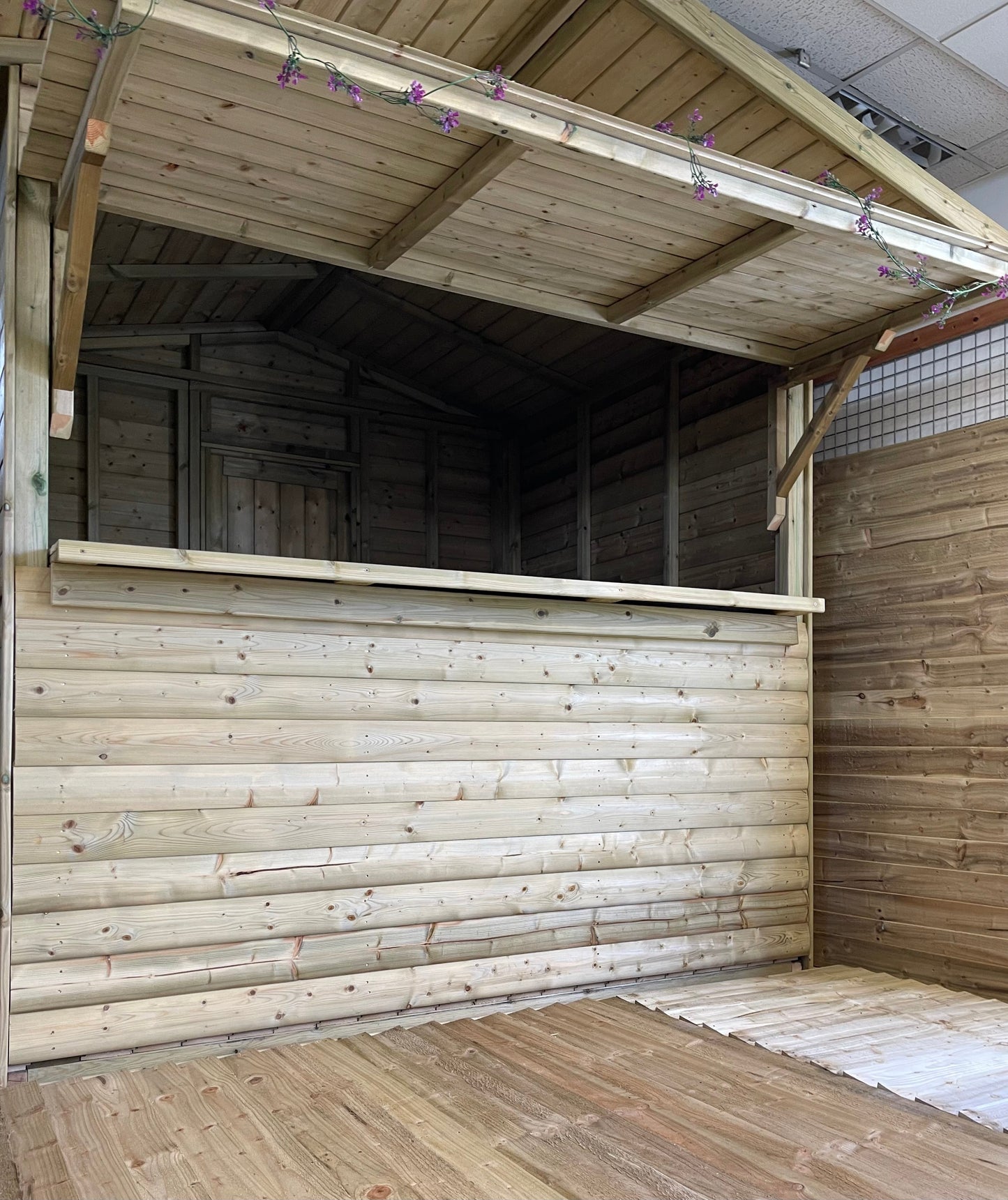 MARKET CHALET - 2.4M x 2.M