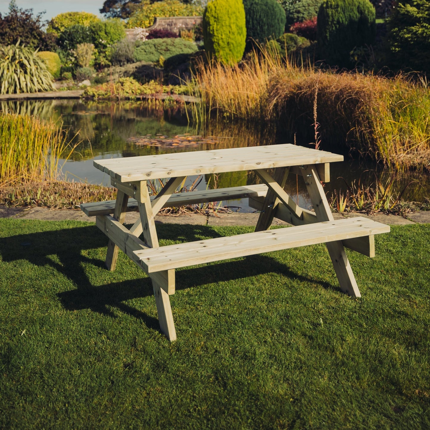 TRADITIONAL PICNIC TABLE - 139.5cm