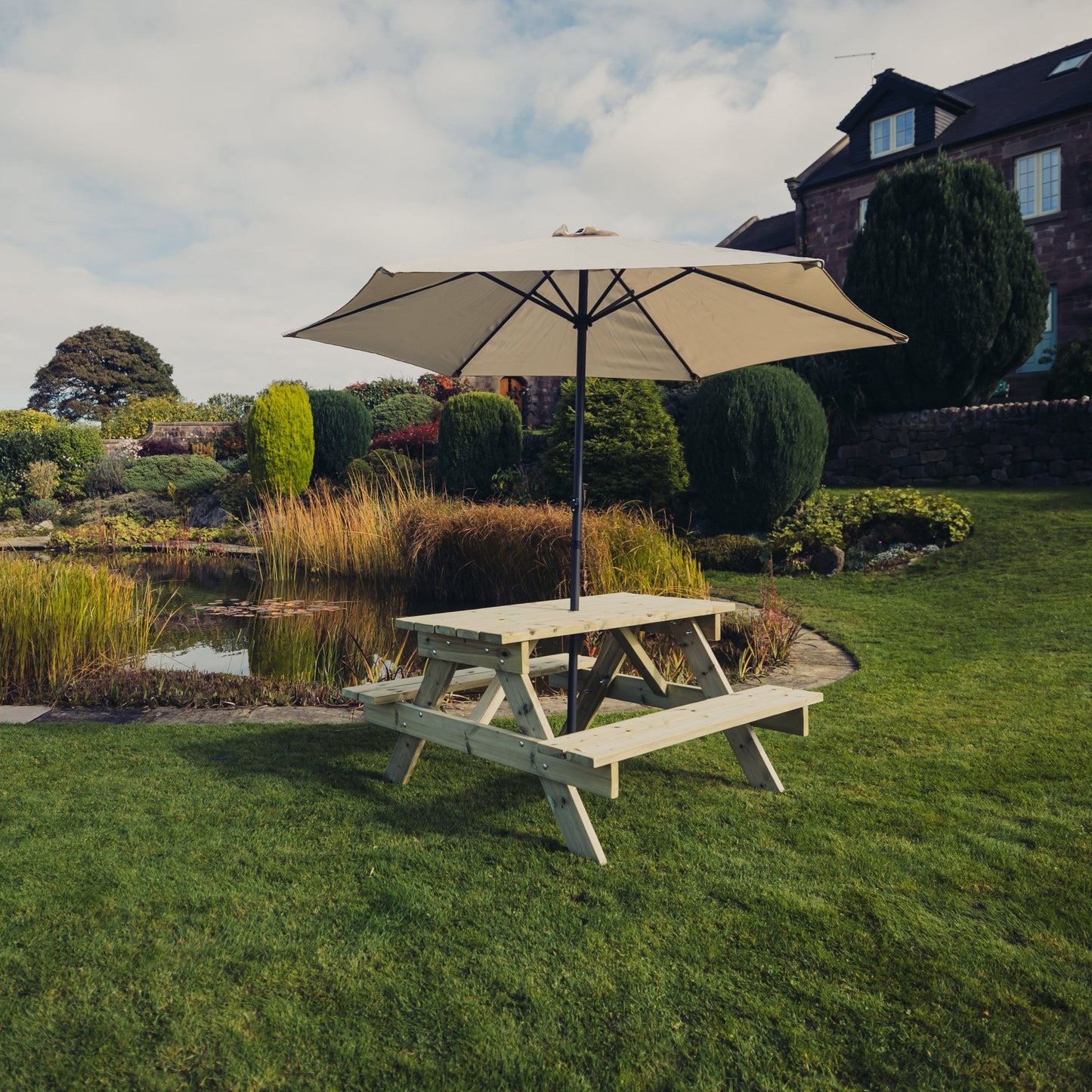 TRADITIONAL PICNIC TABLE - 139.5cm
