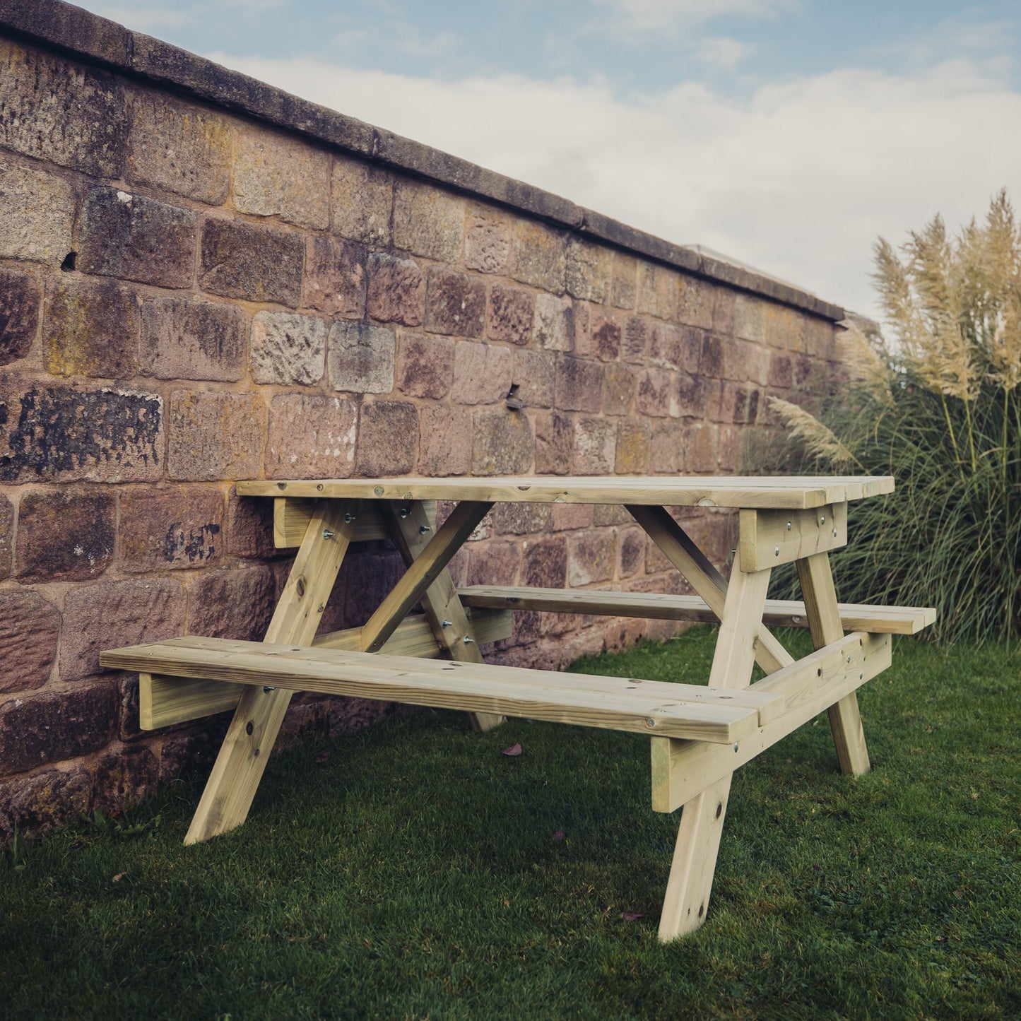TRADITIONAL PICNIC TABLE - 139.5cm