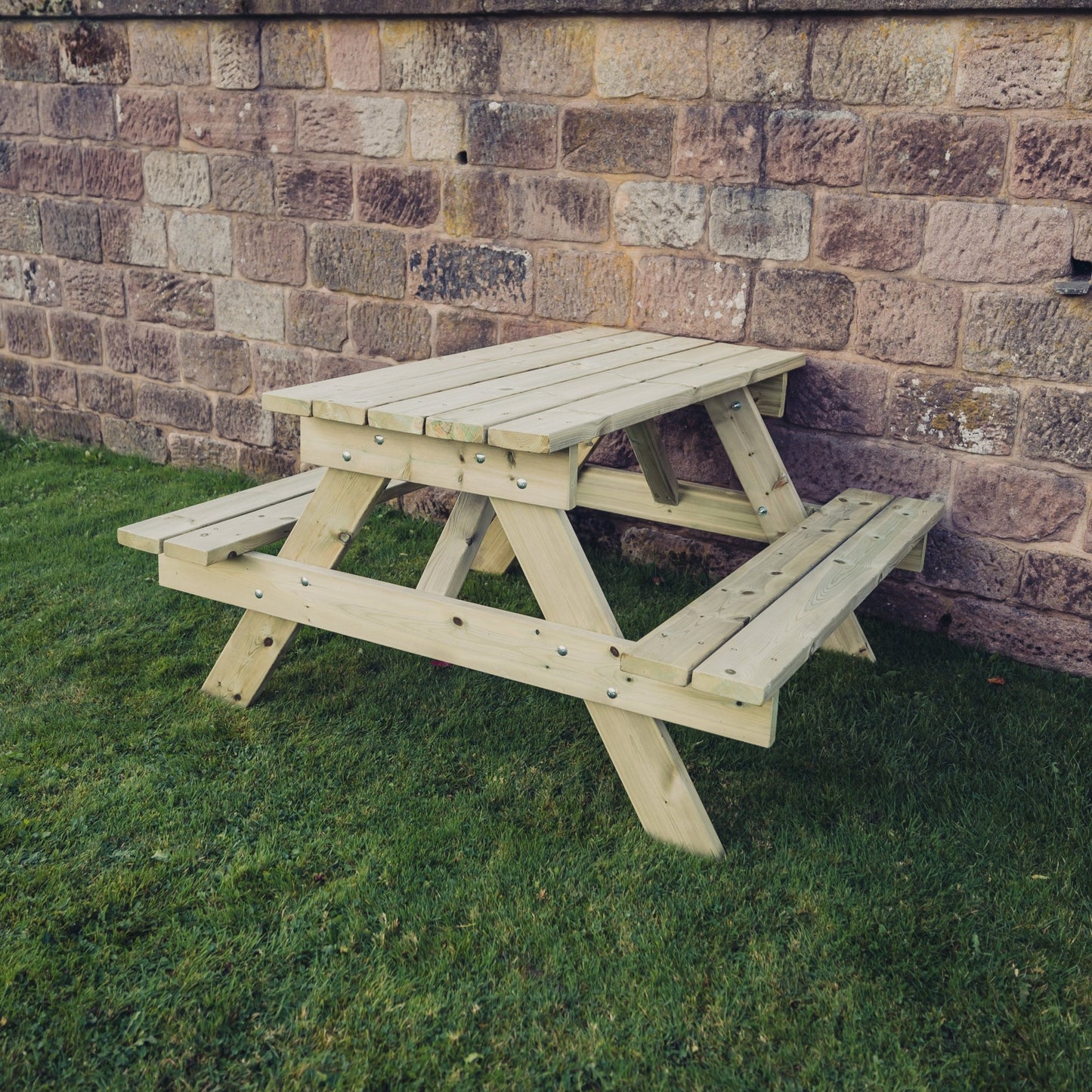 TRADITIONAL PICNIC TABLE - 139.5cm