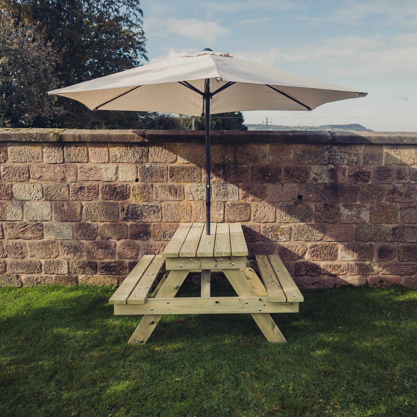 TRADITIONAL PICNIC TABLE - 139.5cm